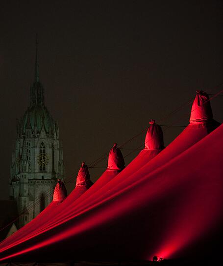 Unter dem Motto &bdquo;aufgetischt&ldquo; lädt das Tollwood-Winterfestival von heute (23. November) an neben Kulturgenüssen aller Art zum kritischen Nachdenken ein.