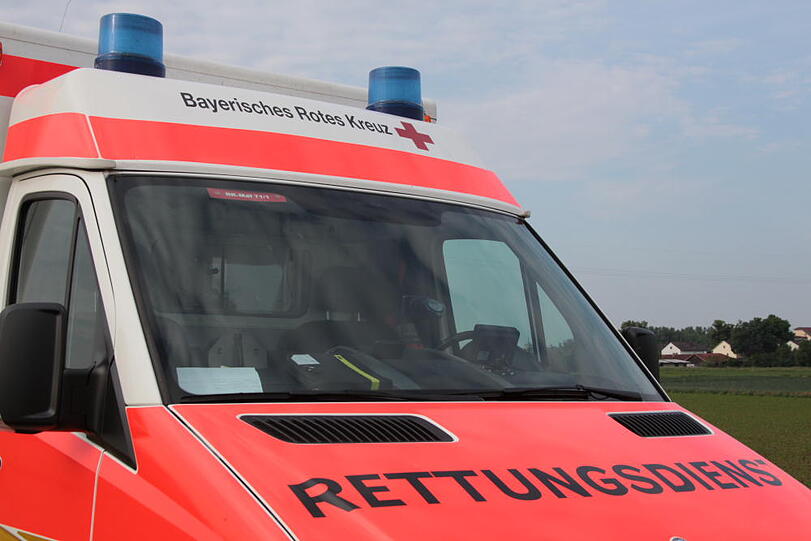 Unfall bei Ampfing: Ein Kleinwagen brettert durchs Bankett und landet auf einem Feld auf dem Dach. Der Fahrer wird nur leicht verletzt