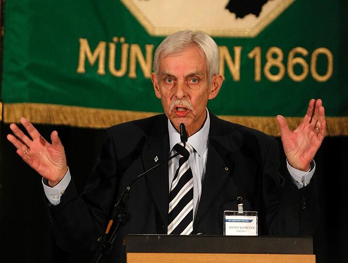 Ein Bild aus 2011: Dieter Schneider, der Präsident des TSV 1860 München am Rednerpult