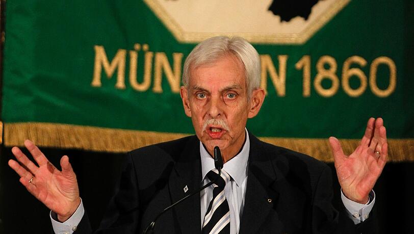 Ein Bild aus 2011: Dieter Schneider, der Präsident des TSV 1860 München am Rednerpult Ein Bild aus 2011: Dieter Schneider, der Präsident des TSV 1860 München am Rednerpult