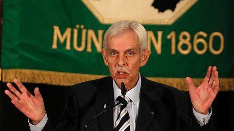 Ein Bild aus 2011: Dieter Schneider, der Präsident des TSV 1860 München am Rednerpult