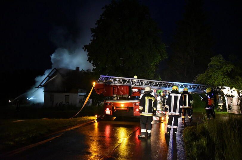 Stundenlang kämpfte die Feuerwehr gegen die Flammen in Vilsheim-Kemoden. Die Bilder vom Einsatz.