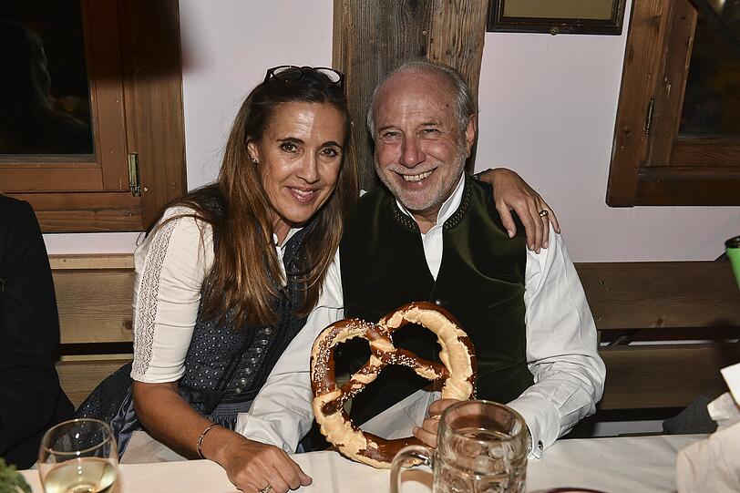 Klaus Dieter Graf von Moltke mit Frau Susanne Gräfin von Moltke im Käfer