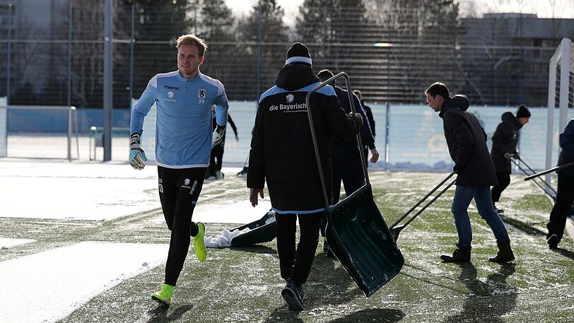 Schneegestöber und Fußball geht nicht? geht doch! Der TSV 1860 testete gegen Wacker Innsbruck auf schneeweißem Kunstrasen an der Grünwalder Straße - vorher mussten Funktionäre und Nachwuchsspieler Schneeschippen.