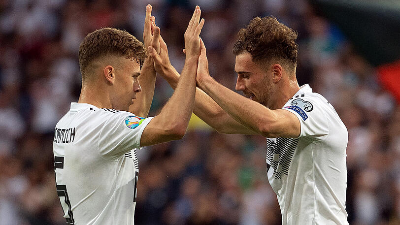 Freuen sich über die großartige Unterstützung: Joshua Kimmich (l.) und Leon Goretzka.