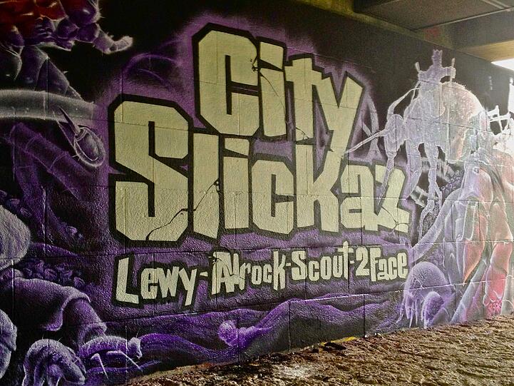 Unter der Brudermühlbrücke schaut's jedes Jahr anders bunt aus: Grafittisprayer verkünstlern sich hier bei "Isart".