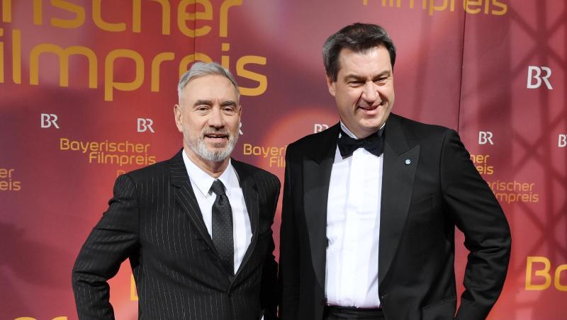 Regisseur Roland Emmerich (l.) und Ministerpräsident Markus Söder (CSU) kommen zur Verleihung des Bayerischen Filmpreises. Foto: Tobias Hase Regisseur Roland Emmerich (l.) und Ministerpräsident Markus Söder (CSU) kommen zur Verleihung des Bayerischen Filmpreises. Foto: Tobias Hase