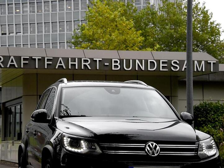 Ein Volkswagen Tiguan vor dem Kraftfahrt-Bundesamt (KBA) in Flensburg