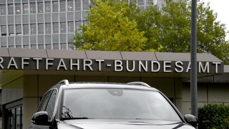Ein Volkswagen Tiguan vor dem Kraftfahrt-Bundesamt (KBA) in Flensburg
