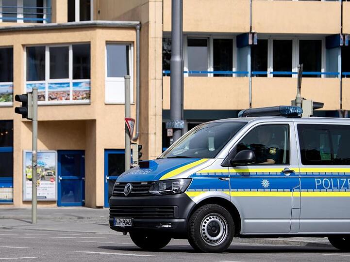 Ein Polizeiauto steht vor einem Hostel in der Arnulfstraße. Foto: Sven Hoppe