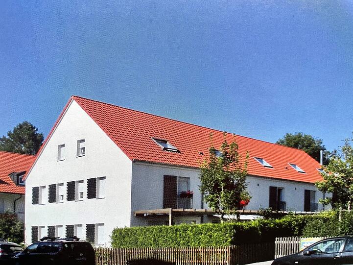 Ensemblegerechter Neubau mit naturroten Ziegeln und Holzfenstern: Ein Beispiel aus der Altostraße in Aubing.