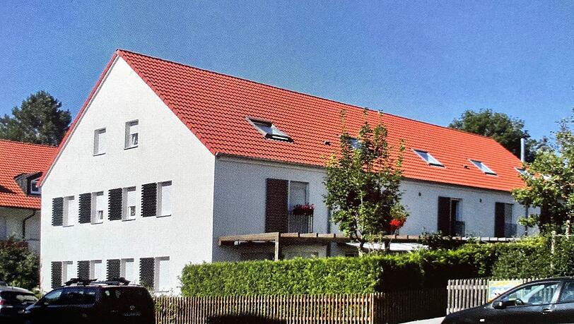 Ensemblegerechter Neubau mit naturroten Ziegeln und Holzfenstern: Ein Beispiel aus der Altostraße in Aubing. Ensemblegerechter Neubau mit naturroten Ziegeln und Holzfenstern: Ein Beispiel aus der Altostraße in Aubing.