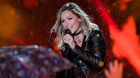 Helene Fischer singt im strömenden Regen bei einem Auftritt im Mai 2017