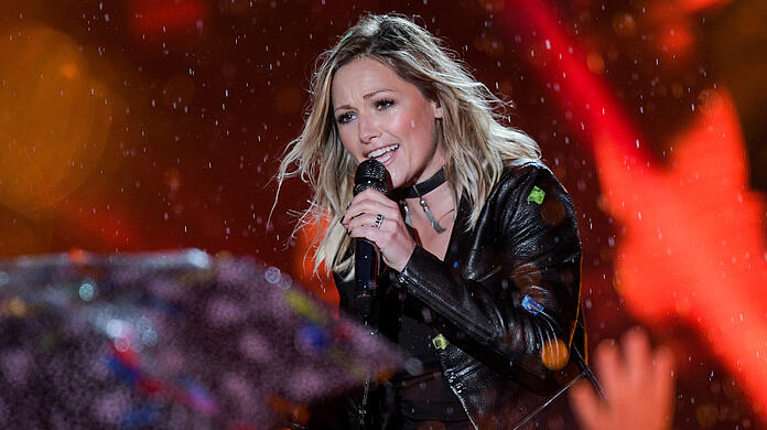 Helene Fischer singt im strömenden Regen bei einem Auftritt im Mai 2017