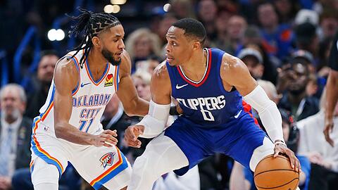 Los Angeles' Russell Westbrook (0) dribbelt den Ball, während Oklahoma City Thunders Isaiah Joe (11) verteidigt.