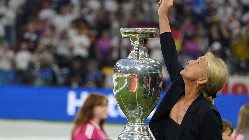 Der erste ganz emotionale Moment der EM: Heidi Beckenbauer grüßt ihren verstorbenen Mann Franz kurz vor dem Eröffnungsspiel. Der erste ganz emotionale Moment der EM: Heidi Beckenbauer grüßt ihren verstorbenen Mann Franz kurz vor dem Eröffnungsspiel.