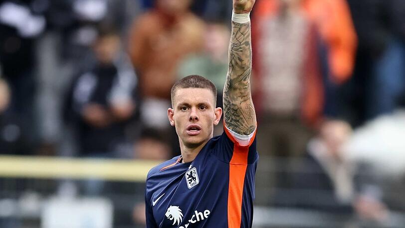 Max Reinthaler zeigt in Sandhausen das Victory-Zeichen – den Sieg leitete er mit seinem Tor ein. Max Reinthaler zeigt in Sandhausen das Victory-Zeichen – den Sieg leitete er mit seinem Tor ein.