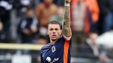 Max Reinthaler zeigt in Sandhausen das Victory-Zeichen – den Sieg leitete er mit seinem Tor ein.