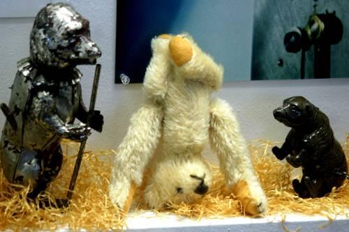 Hier steht der Teddybär Kopf: Im Münchner Spielzeugmuseum stellt Ivan Steiger Kinderträume aus.