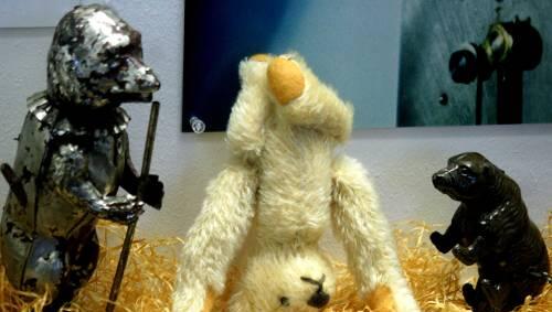 Hier steht der Teddybär Kopf: Im Münchner Spielzeugmuseum stellt Ivan Steiger Kinderträume aus. Hier steht der Teddybär Kopf: Im Münchner Spielzeugmuseum stellt Ivan Steiger Kinderträume aus.
