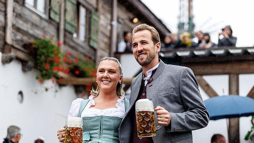 Harry Kane präsentierte sich mit seiner Frau Katie Goodland in bester Wiesn-Stimmung. Harry Kane präsentierte sich mit seiner Frau Katie Goodland in bester Wiesn-Stimmung.