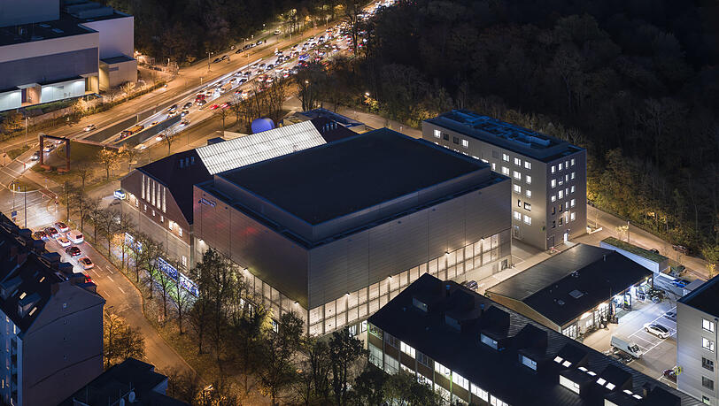 Die Halle E und die Isarphilharmonie. Aus der kleinen, querstehenden Halle - zuvor Sitz des Reifenh&auml;ndlers - soll ein Proberaum werden, in die andere Halle sollen B&uuml;ros der st&auml;dtischen Gasteig GmbH einziehen.