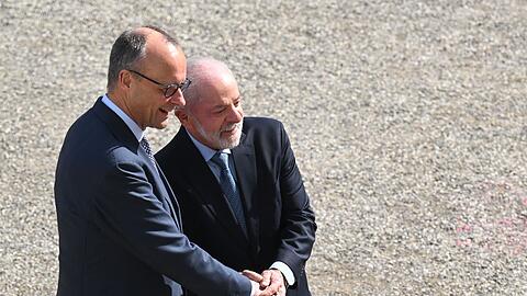 Merz empfing Lula mit milit&auml;rischen Ehren vor dem Schloss.