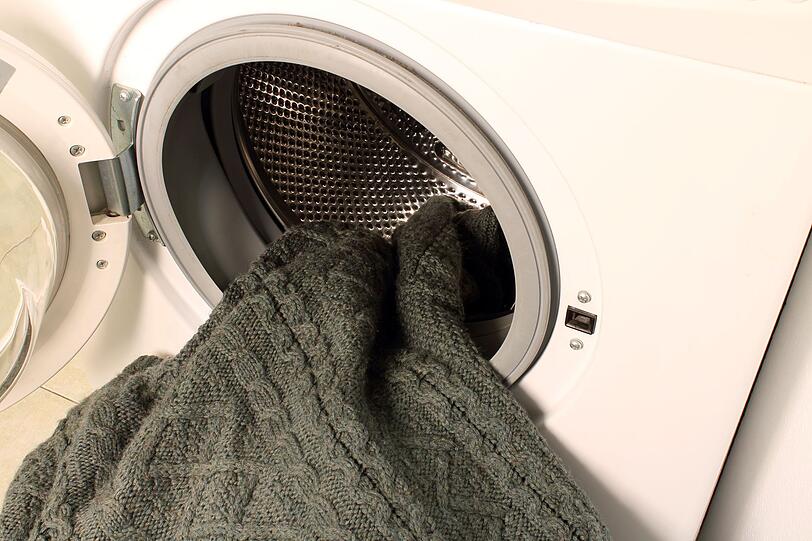 Wer mutig ist, kann auch das Wollprogramm des Trockners nutzen. Versuchen Sie das aber vielleicht nicht mit Ihrer teuersten Kleidung aus Wolle. Auch wenn es das spezielle Programm mit niedriger Temperatur gibt, kann das Kleidungsstück trotzdem leiden. Die Gefahr ist bei modernen Wärmepumpentrocknern mit entsprechendem Programm aber relativ gering. Wer mutig ist, kann auch das Wollprogramm des Trockners nutzen. Versuchen Sie das aber vielleicht nicht mit Ihrer teuersten Kleidung aus Wolle. Auch wenn es das spezielle Programm mit niedriger Temperatur gibt, kann das Kleidungsstück trotzdem leiden. Die Gefahr ist bei modernen Wärmepumpentrocknern mit entsprechendem Programm aber relativ gering.