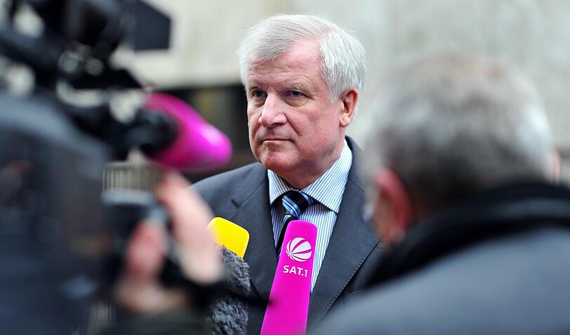 Horst Seehofer in der Nymphenburger Straße vor der CSU-Sitzung. Thema der Sitzung dürfte auch die Plagiatsaffäre von Verteidigungsminister Guttenberg sein.