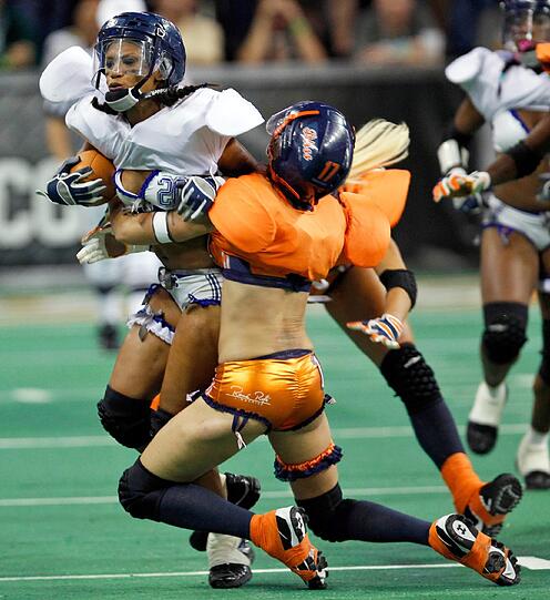 Auch diese Damen machen es vor - Sport kann extrem sexy sein. Football in Lingerie ist absolut in!
