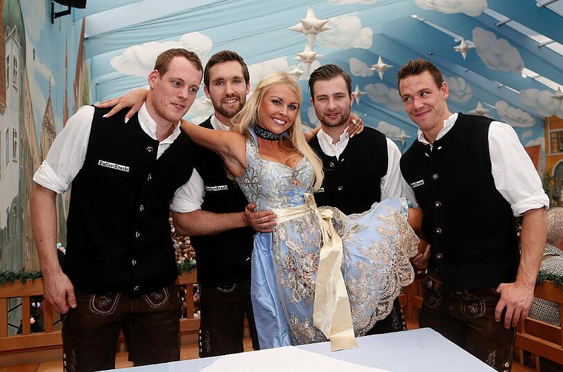 Mit Wiesn-Playmate: Der EHC feiert 2014 auf dem Okotberfest. Die Bilder.