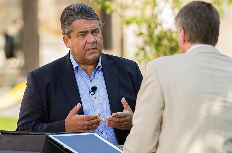 Der SPD-Vorsitzende Sigmar Gabriel (l) spricht während des ZDF-Sommerinterviews mit Journalist Thomas Walde. Foto: KS-Fotografie/Karsten Socher/ZDF/dpa