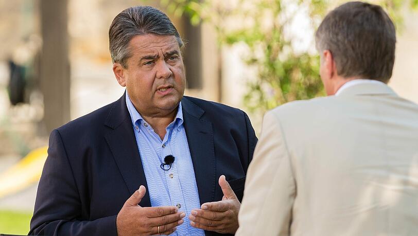 Der SPD-Vorsitzende Sigmar Gabriel (l) spricht während des ZDF-Sommerinterviews mit Journalist Thomas Walde. Foto: KS-Fotografie/Karsten Socher/ZDF/dpa Der SPD-Vorsitzende Sigmar Gabriel (l) spricht während des ZDF-Sommerinterviews mit Journalist Thomas Walde. Foto: KS-Fotografie/Karsten Socher/ZDF/dpa