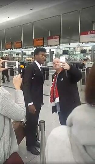 David Alaba am Münchner Flughafen.