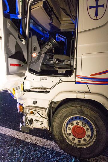 Am Dienstagabend startete ein 26-Tonner eine Amokfahrt und hinterließ eine Spur der Verwüstung. Die Hintergründe sind noch unklar.