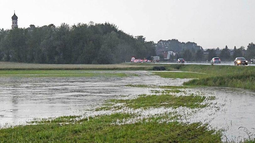Die Gemeinde Allershausen wurde teilweise überschwemmt. Einsatzkräfte der Feuerwehr waren damit beschäftigt, Wasser- und Kiesmassen zu beseitigen.