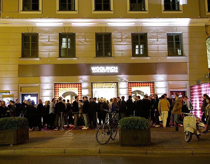 Rund 200 Gäste sind zum Woolrich-Reopening in der Brienner Straße gekommen.