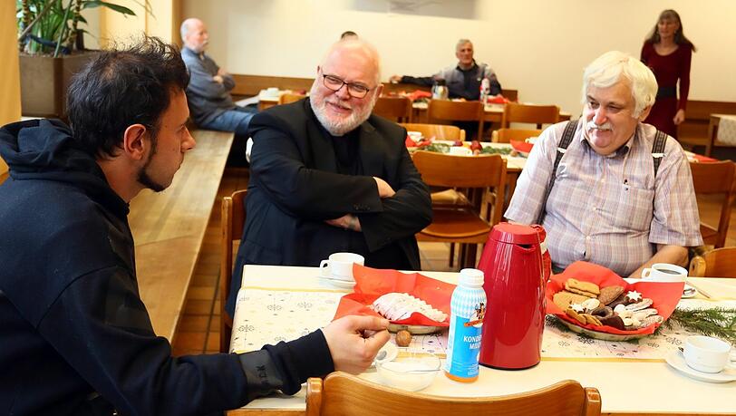 Zu Besuch bei den Ärmsten der Armen: Kardinal Marx am Freitag im Männerwohnheim im Gespräch mit Bewohnern. Zu Besuch bei den Ärmsten der Armen: Kardinal Marx am Freitag im Männerwohnheim im Gespräch mit Bewohnern.