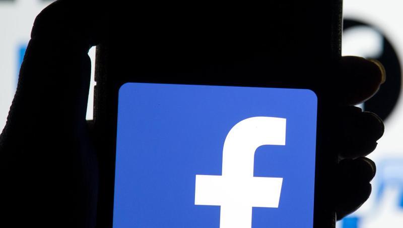 Das Facebook-Logo auf dem Bildschirm eines Smartphones. Das Facebook-Logo auf dem Bildschirm eines Smartphones.