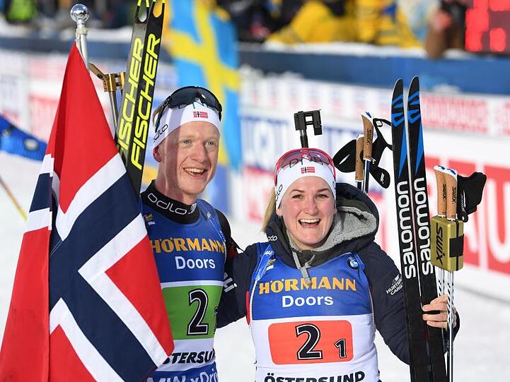 Johannes Thingnes Bö und Marte Olsbu Roeiseland aus Norwegen siegten bei der Single-Mixed-Staffel.