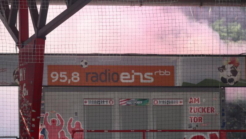 Rauchentwicklung hinter einer Tribüne im Stadion An der Alten Försterei.