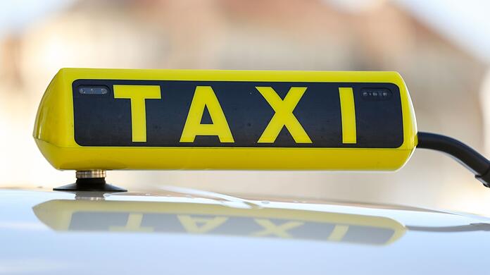 In Schwabing wurden mehrere Taxis aufgebrochen.