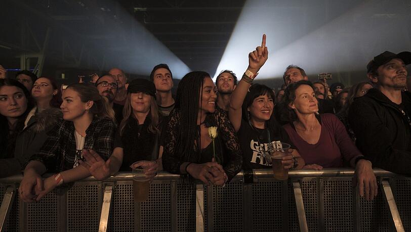 Fans feiern bei einem Konzert in der Zenith-Halle. (Symbolbild)