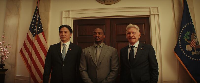 Captain America (Anthony Mackie) zwischen Präsidenten Thaddeus Ross (Harrison Ford, re.) und Takihiro Hira als japanischem Premierminister.Foto:Marvel Studios/ Disney