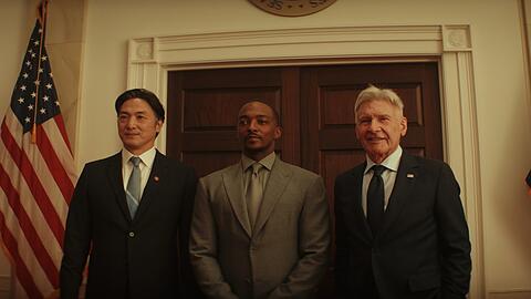 Captain America (Anthony Mackie) zwischen Präsidenten Thaddeus Ross (Harrison Ford, re.) und Takihiro Hira als japanischem Premierminister.Foto:Marvel Studios/ Disney