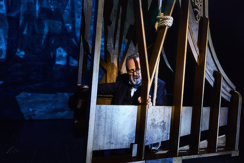 Samuel Finzi als Philipp Auerbach in in Avishai Milsteins Erinnerungsrevue „Play Auerbach“ in den Kammerspielen.