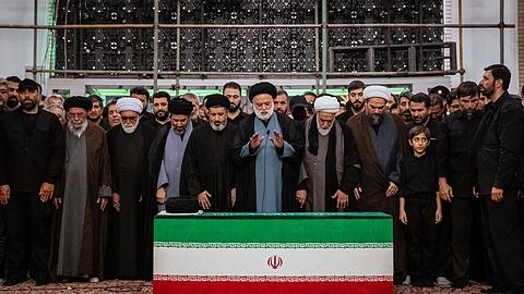Mehr als vier Monate nach seiner T&ouml;tung ist Irans fr&uuml;herer oberster F&uuml;hrer Ajatollah Ali Chamenei beerdigt worden.