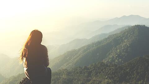 Ob Wanderung in den Bergen, Sauna am See oder eine Auszeit im Wald: Bei den Trends Slow Travel und Wellness stehen Entschleunigung, Natur und bewusste Erholung im Mittelpunkt, statt m&ouml;glichst vieler Programmpunkte in kurzer Zeit.