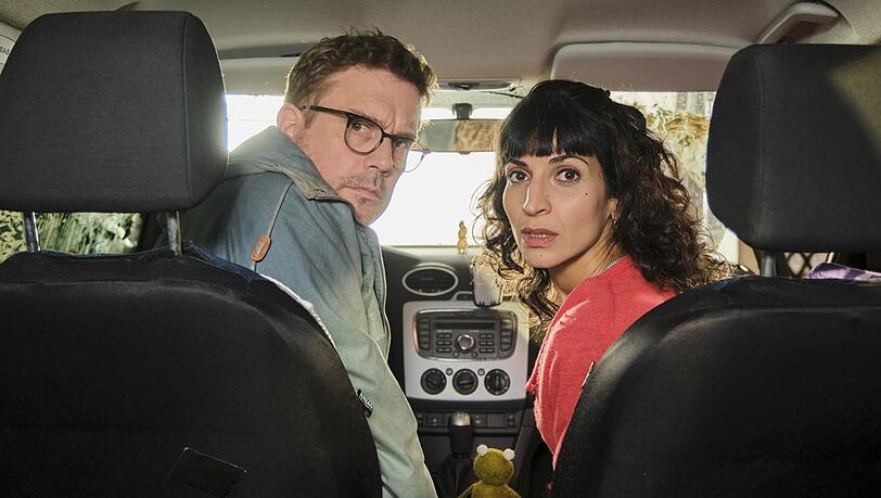 Sebastian Bezzel und Neda Rahmanian als unfreiwillige Agenten in der Thrillerkomödie "Zwei Nummern zu groß". Sebastian Bezzel und Neda Rahmanian als unfreiwillige Agenten in der Thrillerkomödie "Zwei Nummern zu groß".