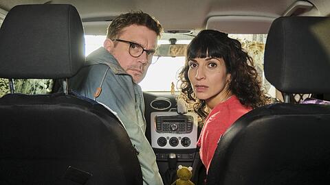 Sebastian Bezzel und Neda Rahmanian als unfreiwillige Agenten in der Thrillerkom&ouml;die "Zwei Nummern zu gro&szlig;".